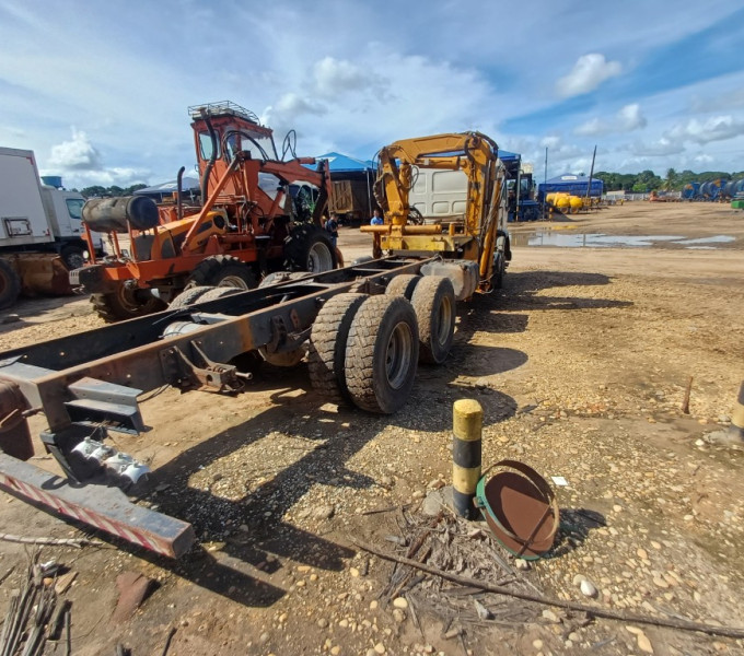 Caminhão Volvo 330, 2013, plataforma c/ Implemento Munck