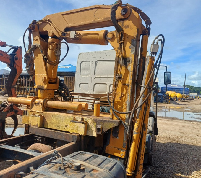 Caminhão Volvo 330, 2013, plataforma c/ Implemento Munck