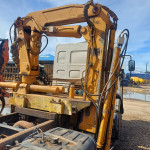 Caminhão Volvo 330, 2013, plataforma c/ Implemento Munck