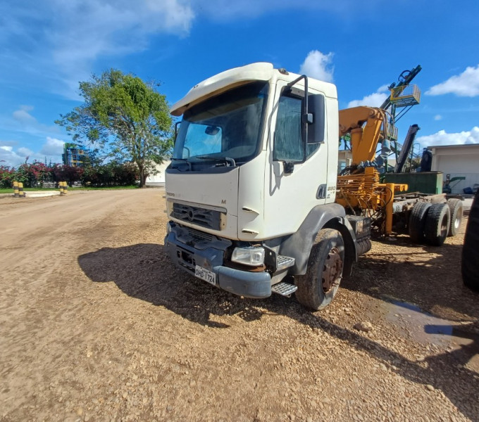 Caminhão Volvo 330, 2013, plataforma c/ Implemento Munck
