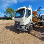 Caminhão Volvo 330, 2013, plataforma c/ Implemento Munck