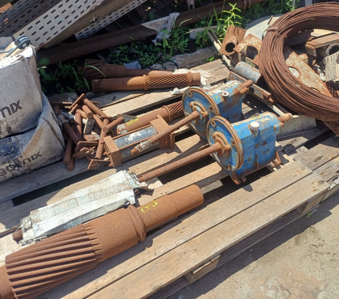2 Cavaletes p/ bomba centrifuga + 4 Pinhões em AC