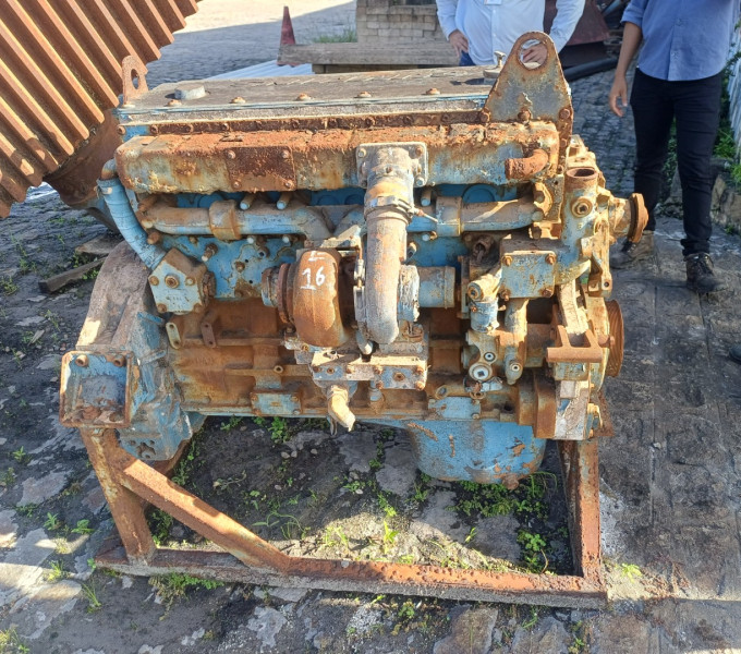 1 Motor a combustão Cummins 6 cilindros
