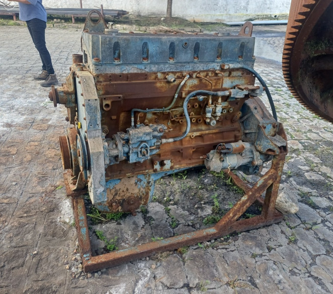 1 Motor a combustão Cummins 6 cilindros
