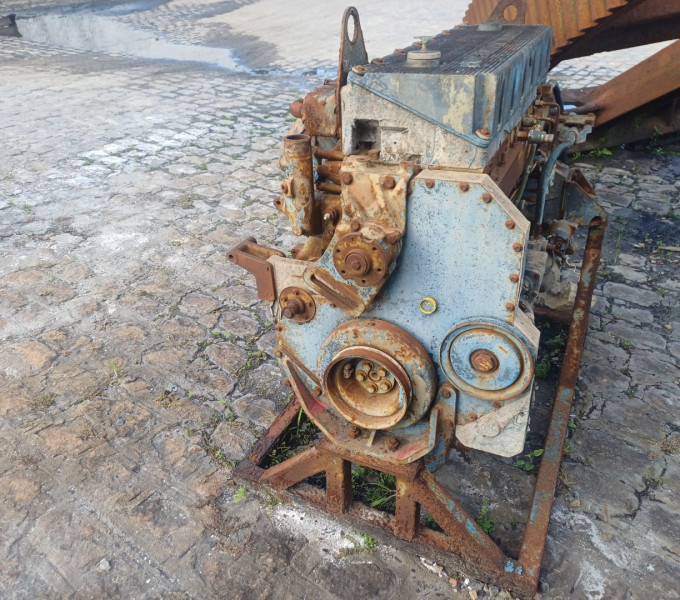 1 Motor a combustão Cummins 6 cilindros
