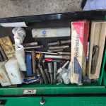 Bancada de ferramentas Toptul: 8 gavetas e porta-ferramentas + fresas de topo, suportes para ferramentas, jogos de machos e brocas diversas