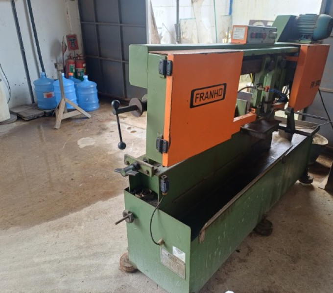 Serra de fita horizontal Franho FM-500, motor WEG de 1,5 CV