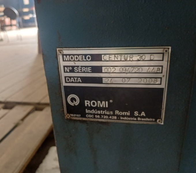 Torno universal Romi Centur C30D com painel Siemens, ano: 2008 + paquímetro 200mm + 2 micrômetros 50-75/100-125 + imicro 20-25 + afiadora de broca GS25
