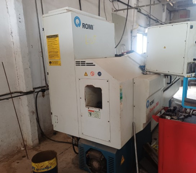 Torno universal Romi Centur C30D com painel Siemens, ano: 2008 + paquímetro 200mm + 2 micrômetros 50-75/100-125 + imicro 20-25 + afiadora de broca GS25