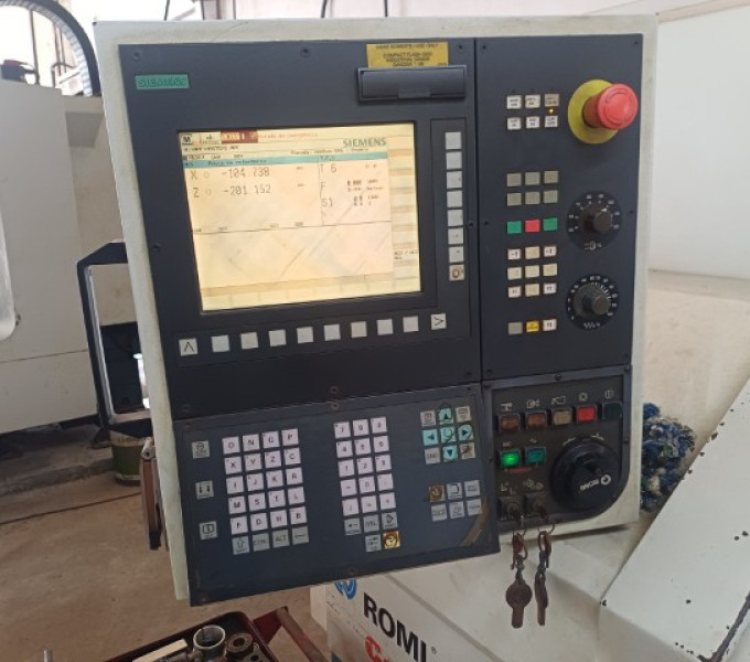 Torno universal Romi Centur C30D com painel Siemens, ano: 2008 + paquímetro 200mm + 2 micrômetros 50-75/100-125 + imicro 20-25 + afiadora de broca GS25