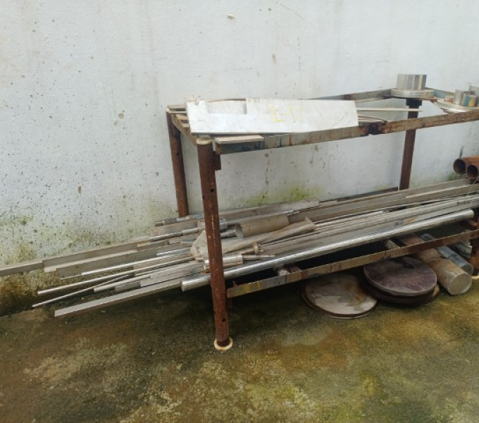 Prateleira em aço carbono com diversos retalhos de inox: tubos, barras e pequena quantidade de limalha de alumínio