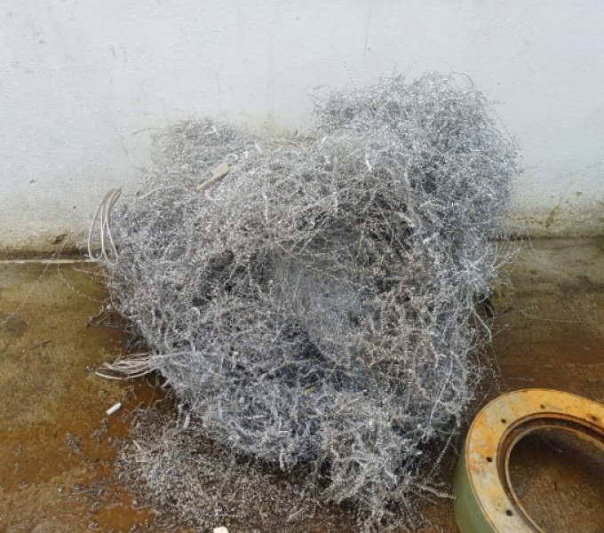 Prateleira em aço carbono com diversos retalhos de inox: tubos, barras e pequena quantidade de limalha de alumínio