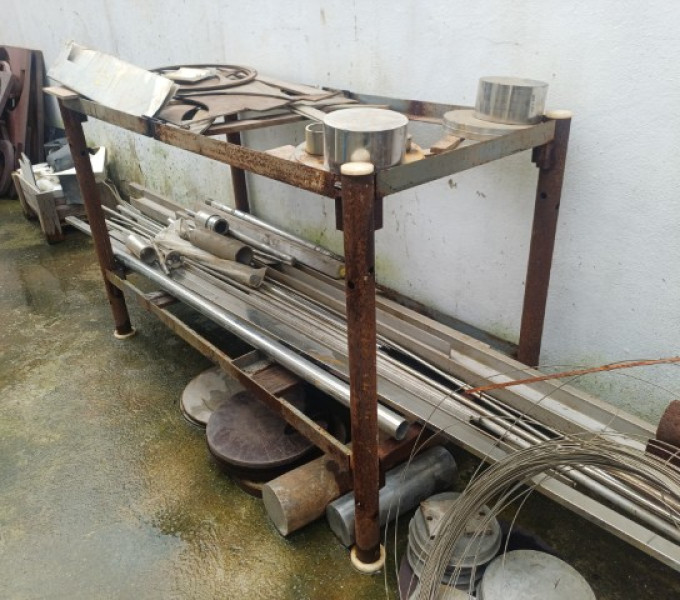 Prateleira em aço carbono com diversos retalhos de inox: tubos, barras e pequena quantidade de limalha de alumínio