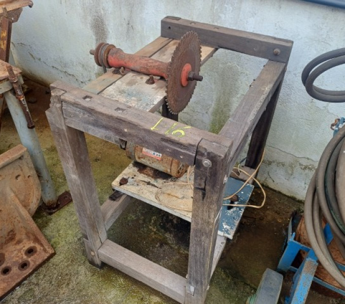 Serra circular C/ motor elétrico
