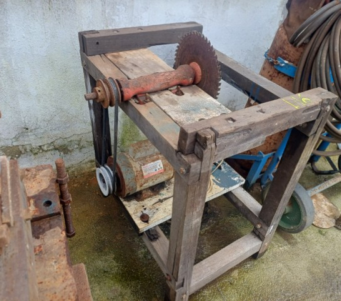 Serra circular C/ motor elétrico