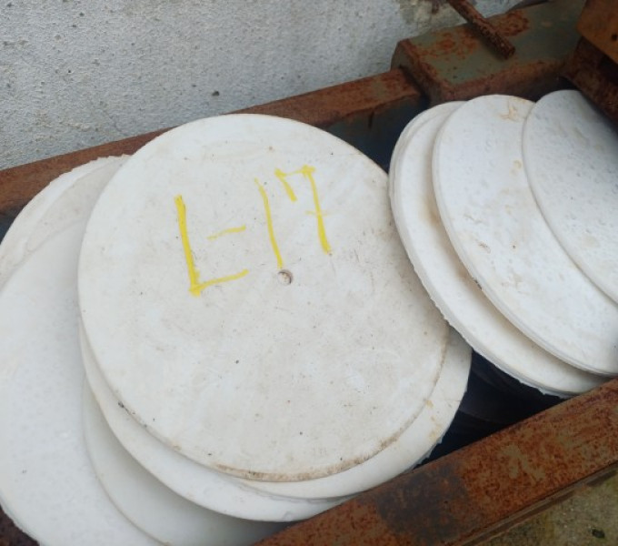 Diversos retalhos de Teflon de 5 mm e discos de Teflon