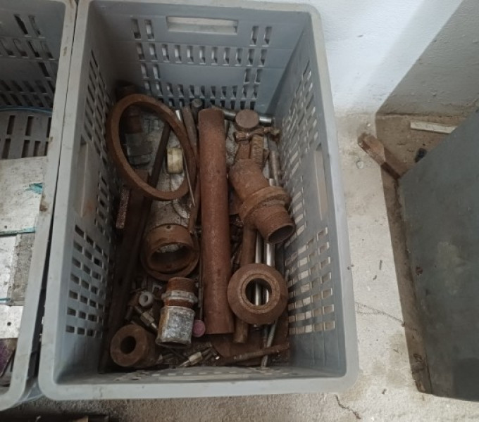 Diversos caixotes com materiais em aço carbono e inox: tarugos e barras