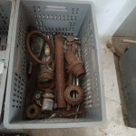 Diversos caixotes com materiais em aço carbono e inox: tarugos e barras