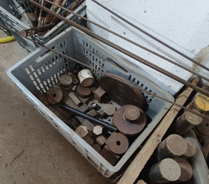 Diversos caixotes com materiais em aço carbono e inox: tarugos e barras