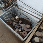 Diversos caixotes com materiais em aço carbono e inox: tarugos e barras