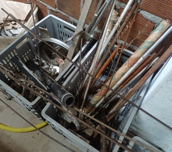 Diversos caixotes com materiais em aço carbono e inox: tarugos e barras