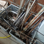 Diversos caixotes com materiais em aço carbono e inox: tarugos e barras