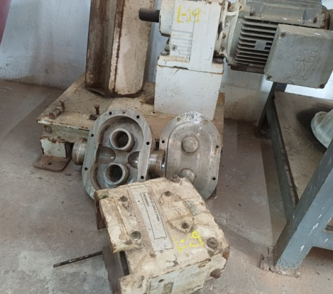 Bomba de lóbulo C/ base em AC e motor