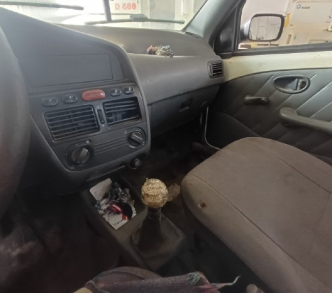 Veículo automóvel Fiat Strada, Ano: 2001, Placa: KMA-3105