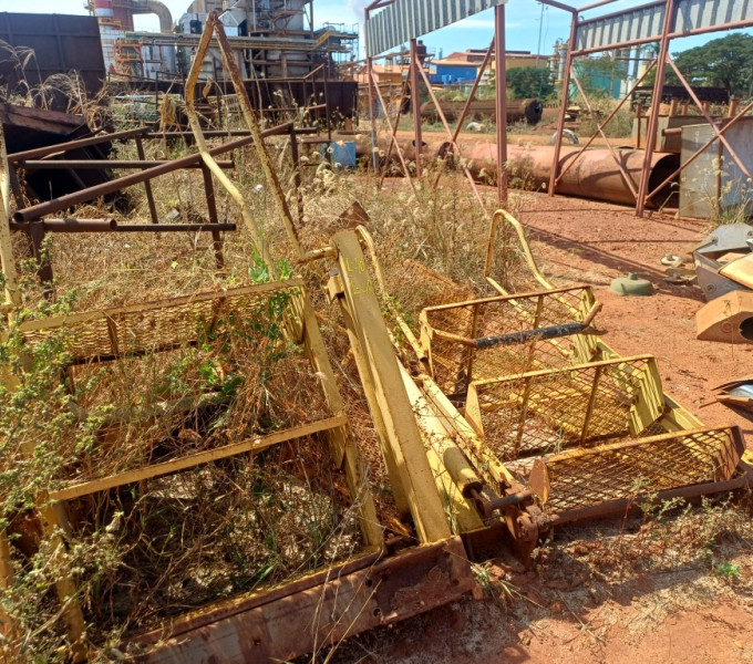 02 ESCADAS P/ IMPLEMENTO AGRICOLA