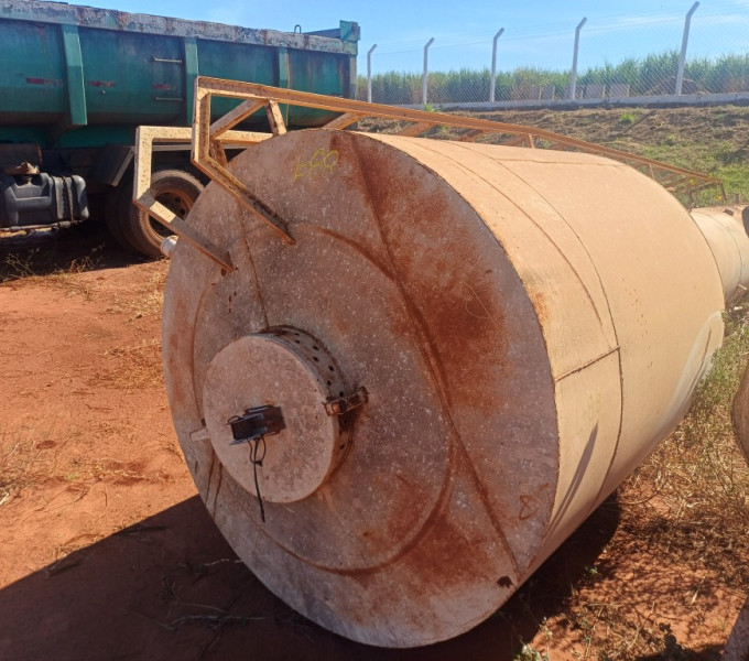 TANQUE VERTICAL E ESCADA EM AC