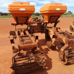 IMPLEMENTO AGRÍCOLA CULTIVADOR DE PALHA COM ADUBADEIRA DMB, FROTA: 822039
