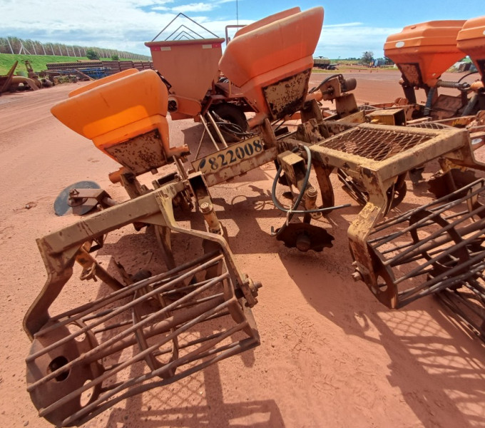 IMPLEMENTO AGRÍCOLA CULTIVADOR DE PALHA COM ADUBADEIRA DMB, FROTA: 822008