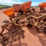 IMPLEMENTO AGRÍCOLA CULTIVADOR DE PALHA COM ADUBADEIRA DMB, FROTA: 822008