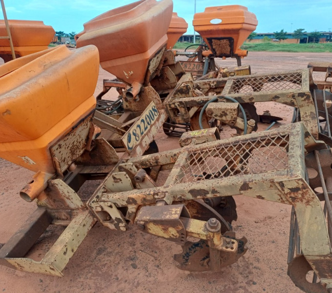 IMPLEMENTO AGRÍCOLA CULTIVADOR DE PALHA COM ADUBADEIRA DMB, FROTA: 822008