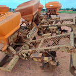 IMPLEMENTO AGRÍCOLA CULTIVADOR DE PALHA COM ADUBADEIRA DMB, FROTA: 822008