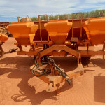 IMPLEMENTO AGRÍCOLA DISTRIBUIDOR DE CALCÁRIO COM ADUBADEIRA EM INOX, FROTA: 824040