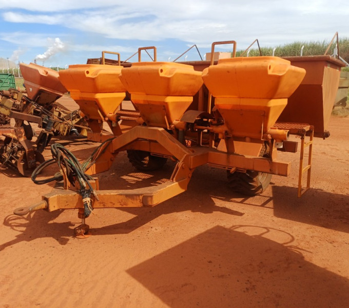IMPLEMENTO AGRÍCOLA DISTRIBUIDOR DE CALCÁRIO COM ADUBADEIRA EM INOX, FROTA: 824040