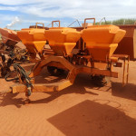 IMPLEMENTO AGRÍCOLA DISTRIBUIDOR DE CALCÁRIO COM ADUBADEIRA EM INOX, FROTA: 824040