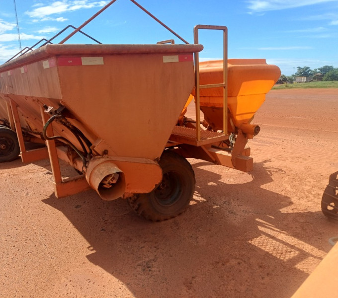 IMPLEMENTO AGRÍCOLA DISTRIBUIDOR DE CALCÁRIO COM ADUBADEIRA EM INOX, FROTA: 824040