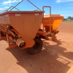 IMPLEMENTO AGRÍCOLA DISTRIBUIDOR DE CALCÁRIO COM ADUBADEIRA EM INOX, FROTA: 824040