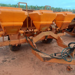 IMPLEMENTO AGRÍCOLA DISTRIBUIDOR DE CALCÁRIO COM ADUBADEIRA EM INOX, FROTA: 824040