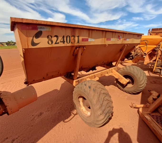 IMPLEMENTO AGRÍCOLA DISTRIBUIDOR DE CALCÁRIO, FROTA: 824031