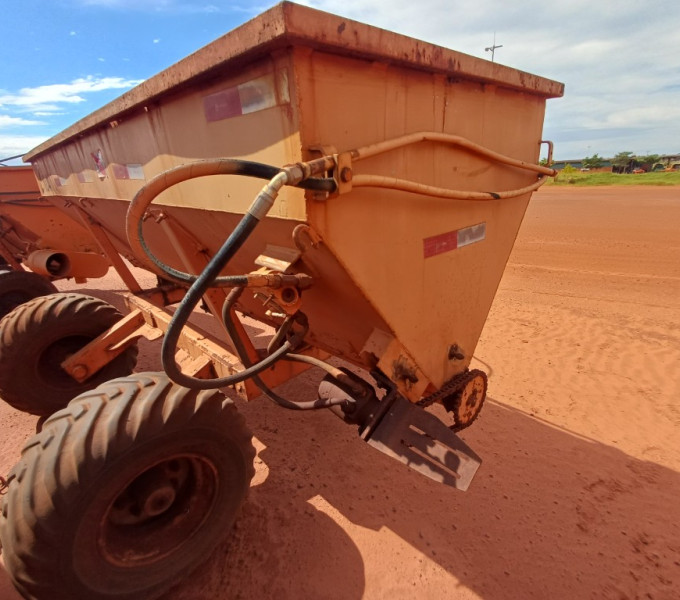 IMPLEMENTO AGRÍCOLA DISTRIBUIDOR DE CALCÁRIO, FROTA: 824031