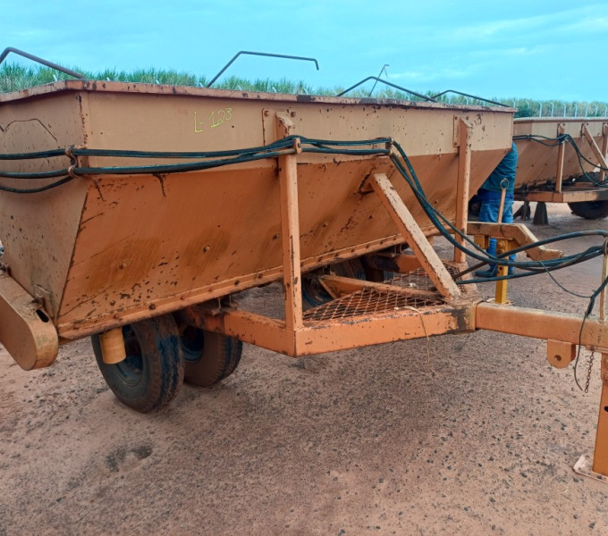 IMPLEMENTO AGRÍCOLA DISTRIBUIDOR DE CALCÁRIO, FROTA: 824038