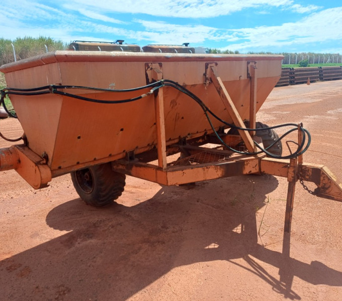 IMPLEMENTO AGRÍCOLA DISTRIBUIDOR DE CALCARIO EM INOX, FROTA: 824039