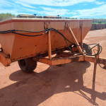 IMPLEMENTO AGRÍCOLA DISTRIBUIDOR DE CALCARIO EM INOX, FROTA: 824039