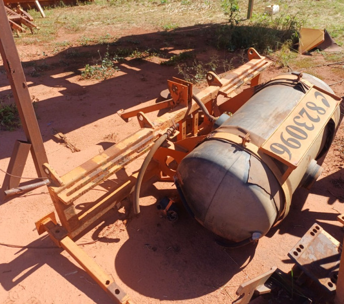 IMPLEMENTO AGRÍCOLA COBRIDOR C/ TANQUE 300L, FROTA: 823096