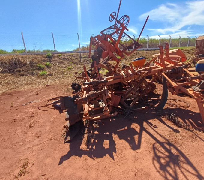 DIVERSOS IMPLEMENTOS AGRÍCOLAS (AMONTOADOS), FROTA: 823061, 923032, 823066