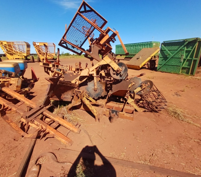 DIVERSOS IMPLEMENTOS AGRÍCOLAS (AMONTOADOS), FROTA: 823061, 923032, 823066