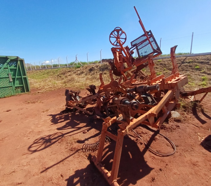 DIVERSOS IMPLEMENTOS AGRÍCOLAS (AMONTOADOS), FROTA: 823061, 923032, 823066